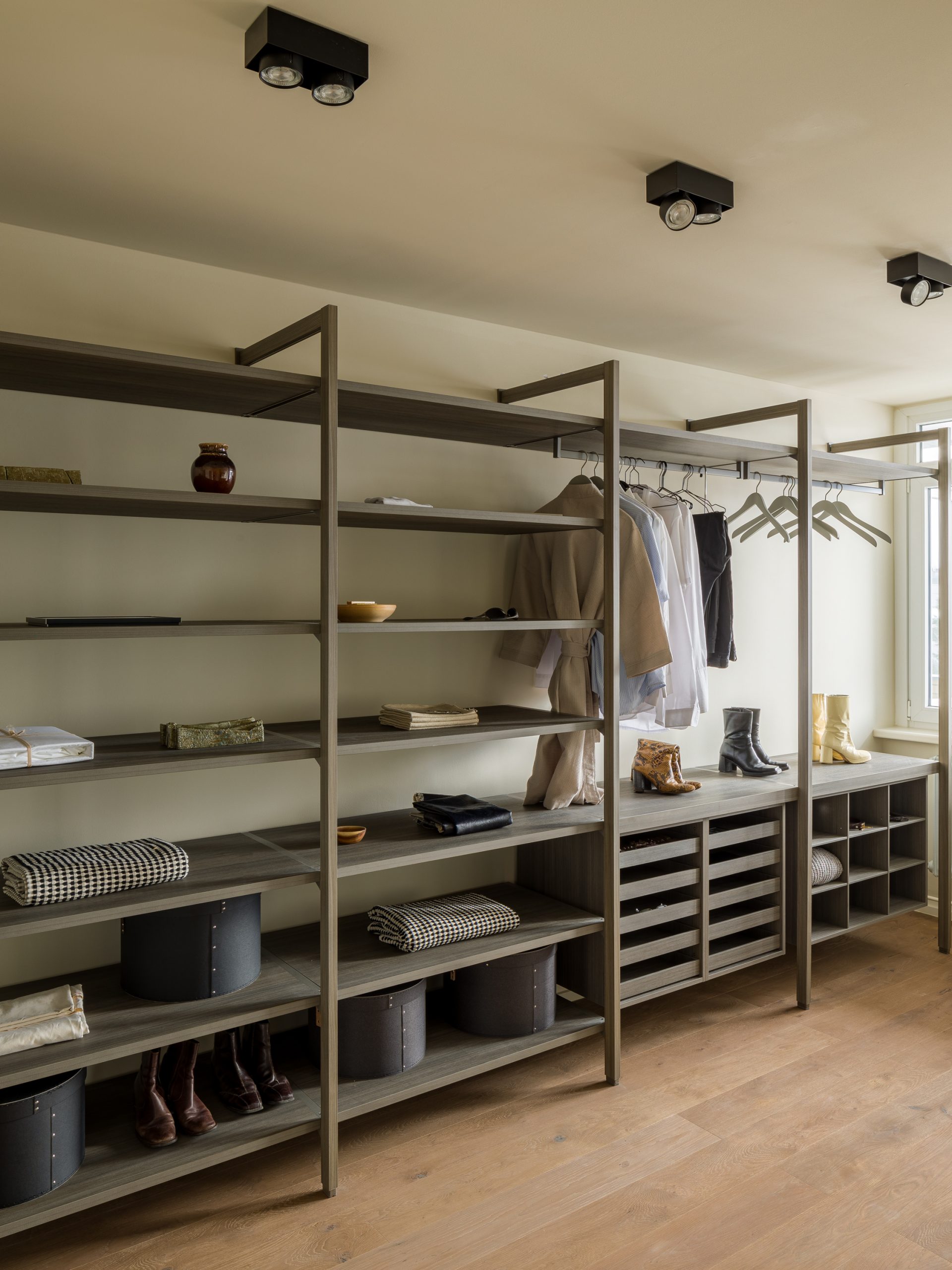Walk-in-closet 22 at Model Apartment by Pounroir